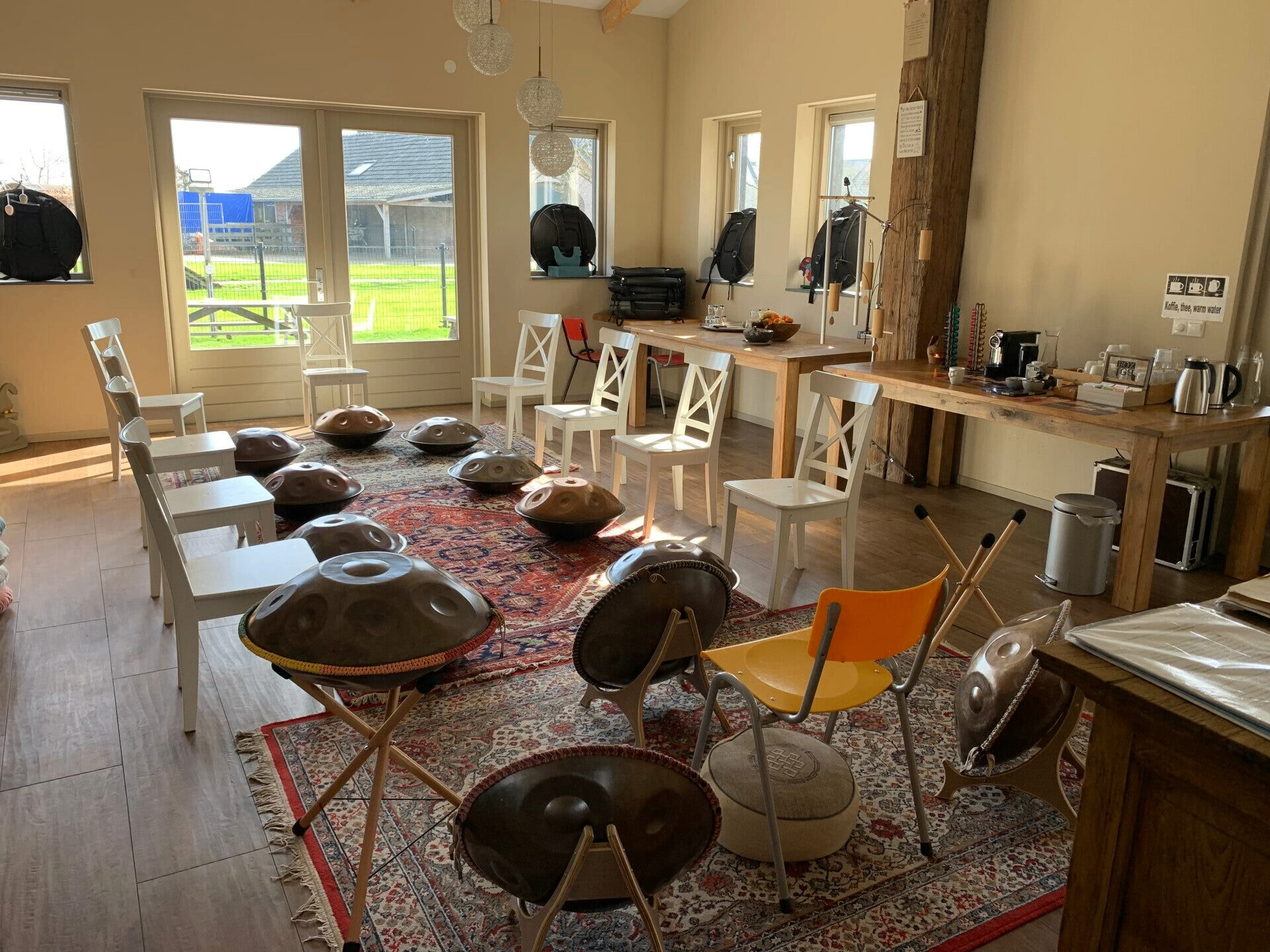 Handpanruimte met kring van handpans